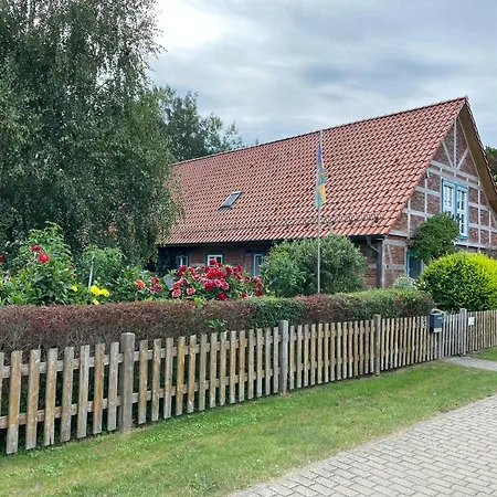 Elbe511ferienzuhause Im Parkaehnlichen Garten Mit Teich Appartamento